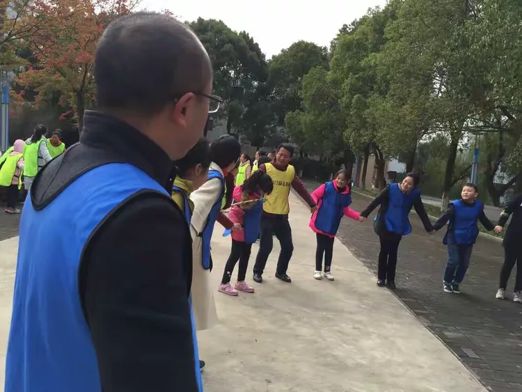 我来教大家“牵手跑得快小程序 开挂”附开挂脚本详细步